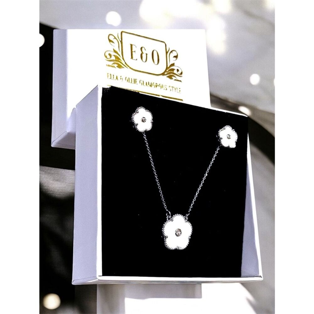 RHODIUM PLATED CLOVER EARRINGS AND NECKLACE SET IN GRAY MOTHER OF PEARL.